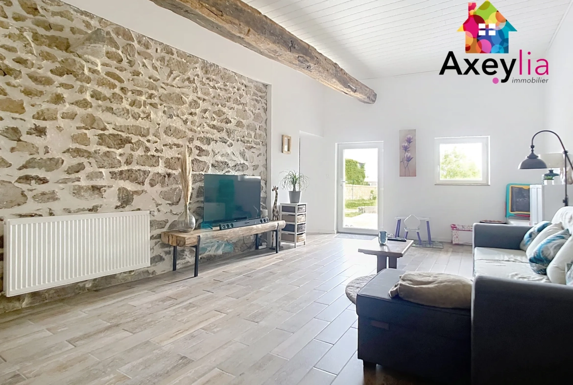 Maison en pierre rénovée avec 3 chambres et grand terrain à Saint-Symphorien-de-Lay 