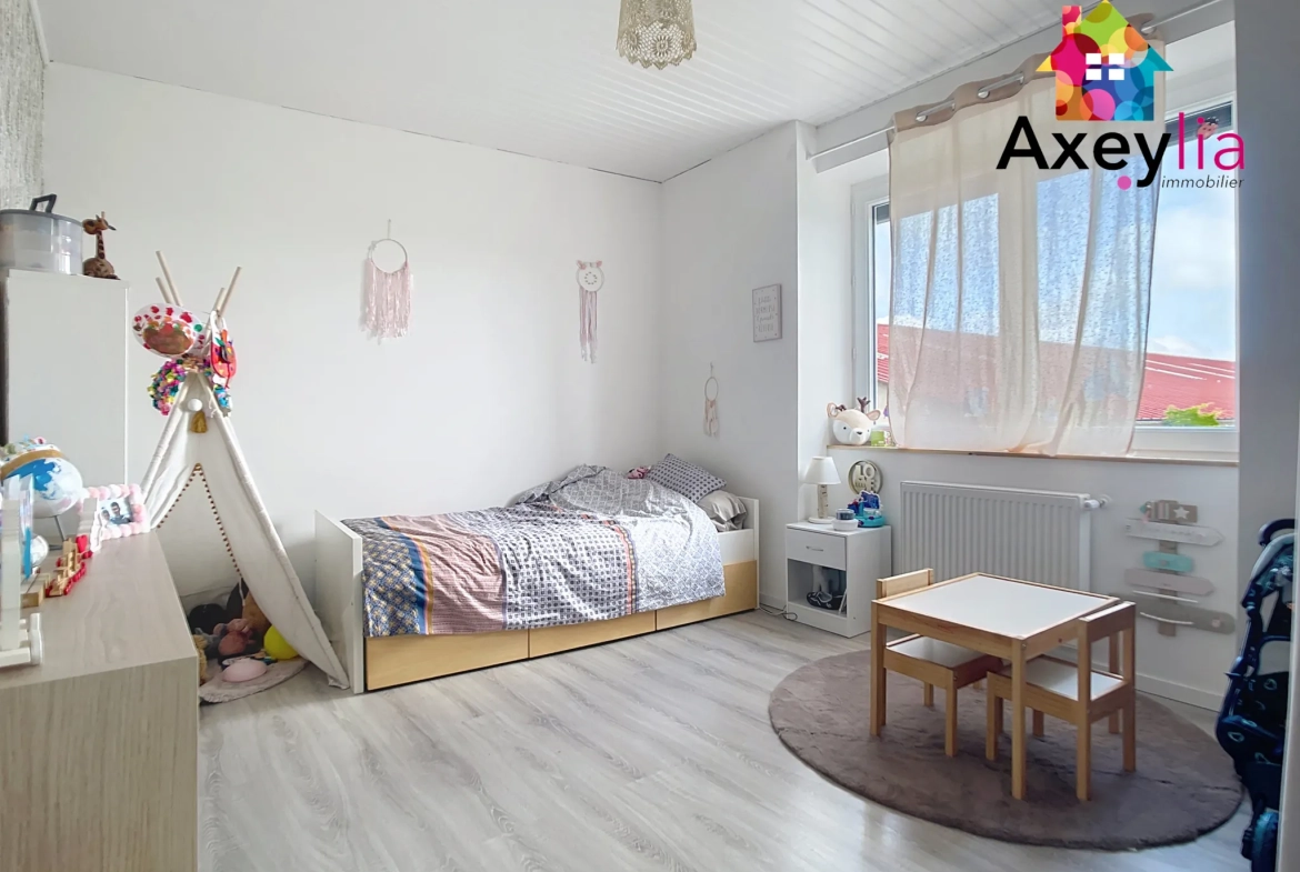 Maison en pierre rénovée avec 3 chambres et grand terrain à Saint-Symphorien-de-Lay 