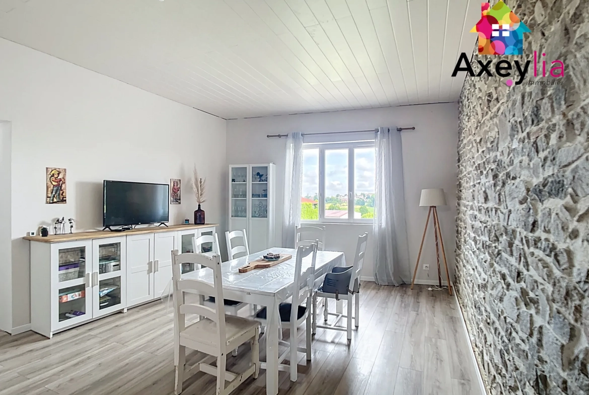 Maison en pierre rénovée avec 3 chambres et grand terrain à Saint-Symphorien-de-Lay 