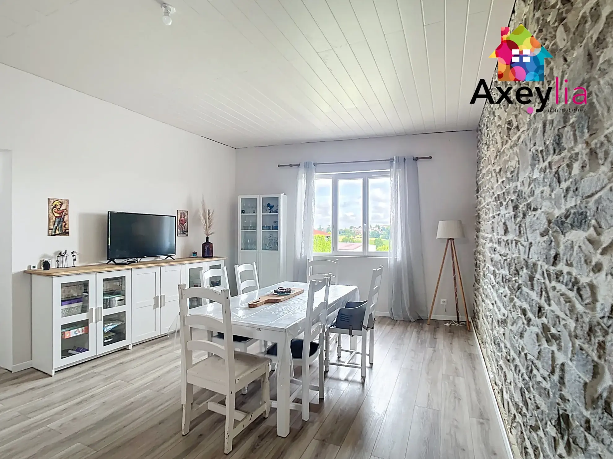 Maison en pierre rénovée avec 3 chambres et grand terrain à Saint-Symphorien-de-Lay 