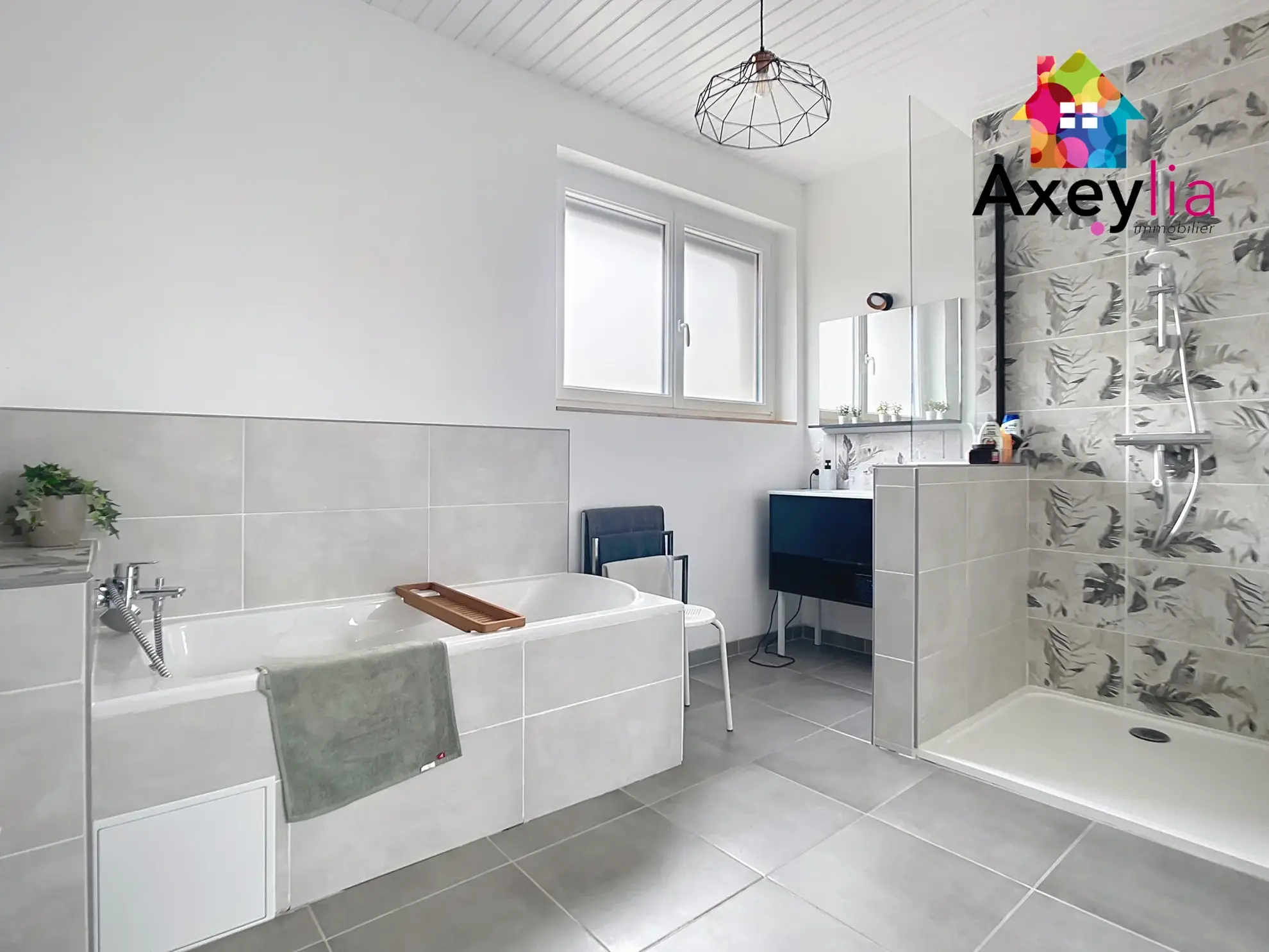 Maison en pierre rénovée avec 3 chambres et grand terrain à Saint-Symphorien-de-Lay 