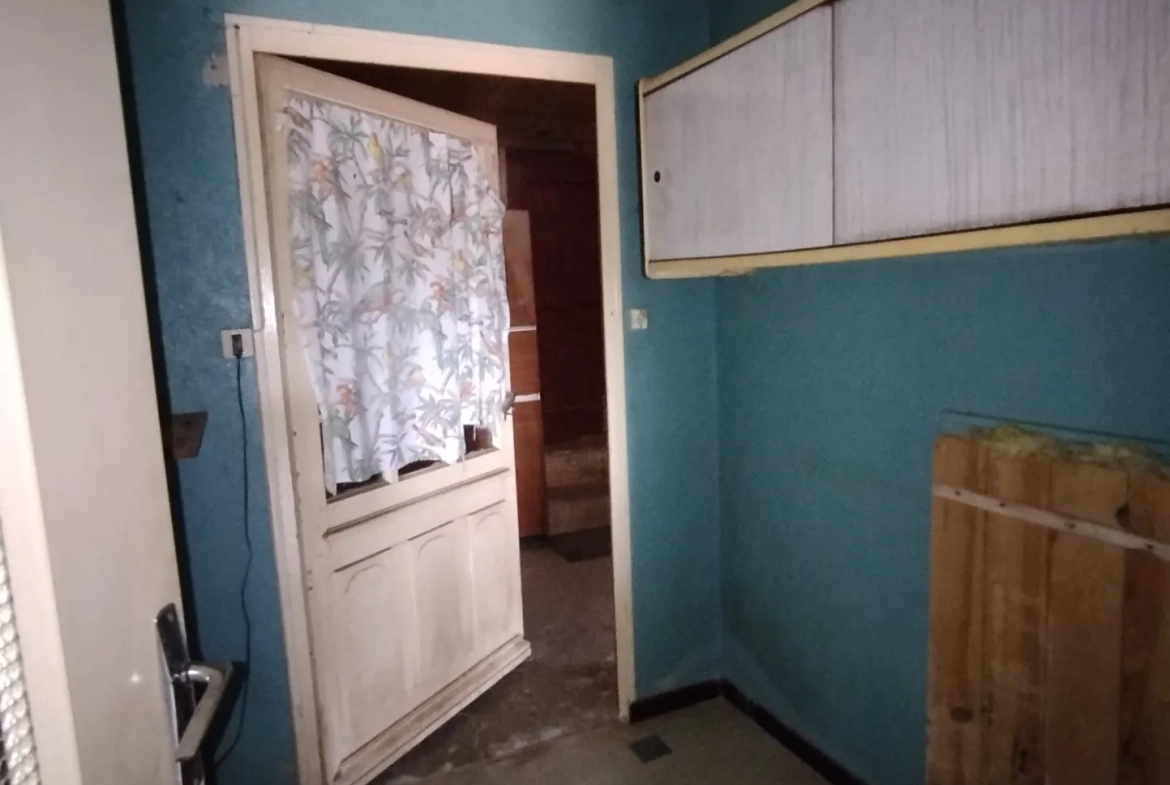 Fermette mitoyenne à rénover avec dépendances à proximité du village 