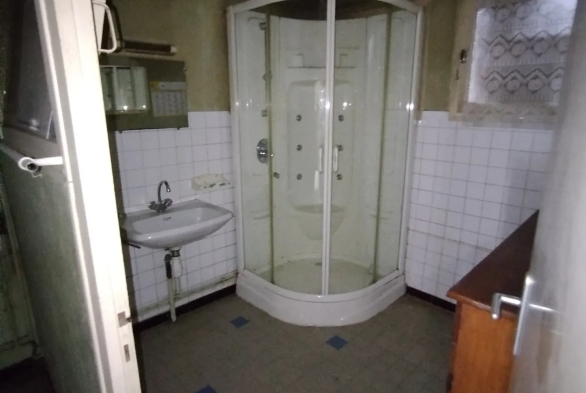 Fermette mitoyenne à rénover avec dépendances à proximité du village 