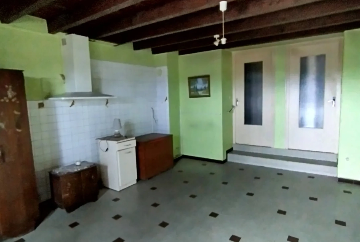 Fermette mitoyenne à rénover avec dépendances à proximité du village 