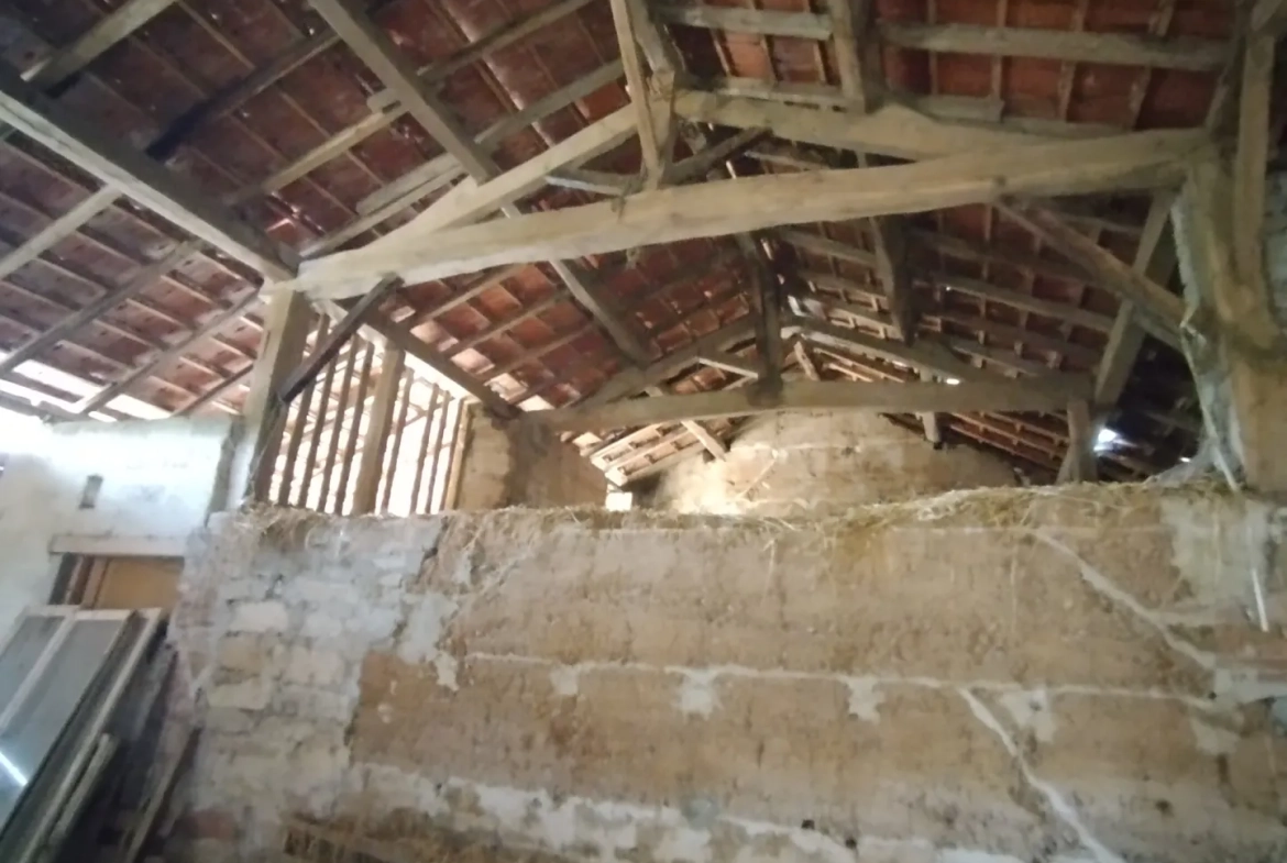 Fermette mitoyenne à rénover avec dépendances à proximité du village 
