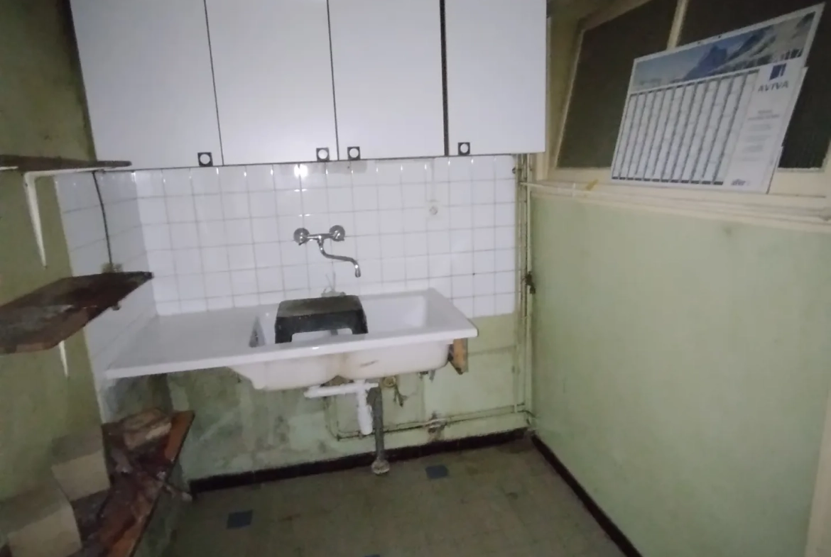 Fermette mitoyenne à rénover avec dépendances à proximité du village 