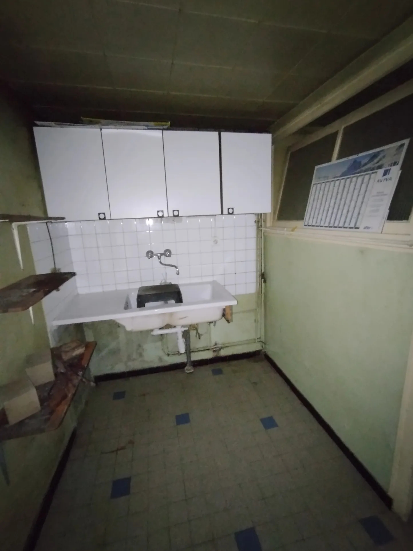 Fermette mitoyenne à rénover avec dépendances à proximité du village 