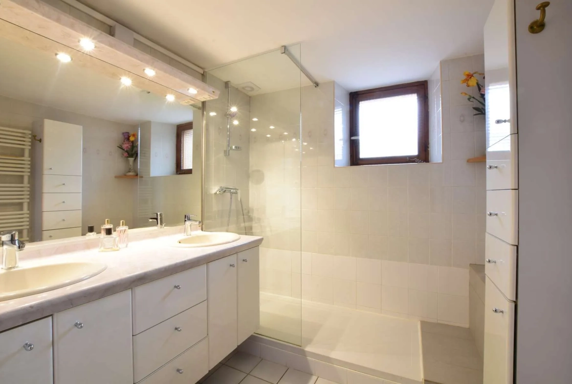 Maison avec vue sur les montagnes à Voiron, 4 chambres, dépendances, jardin de 475 m² 