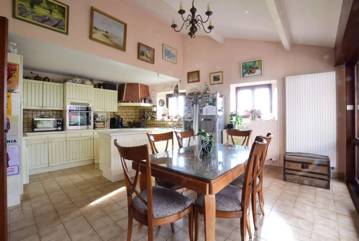 Maison avec vue sur les montagnes à Voiron, 4 chambres, dépendances, jardin de 475 m² 