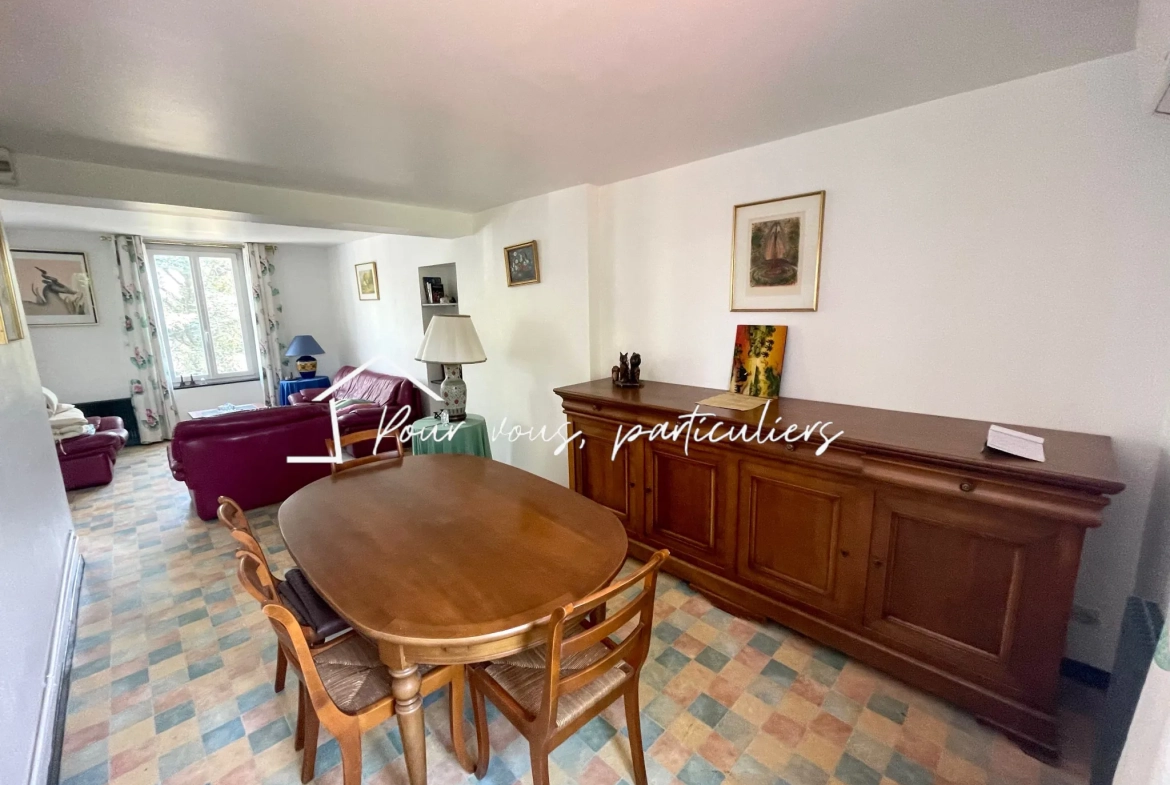 Immeuble de rapport à Raismes avec appartement, studio et commerce, 200 m² loués 