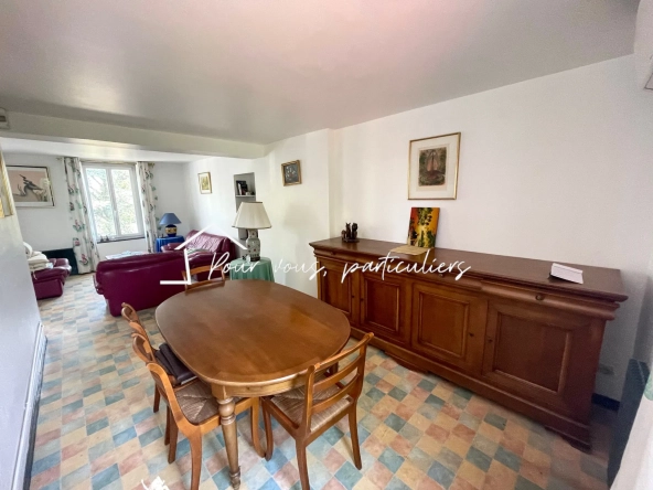 Immeuble de rapport à Raismes avec appartement, studio et commerce, 200 m² loués
