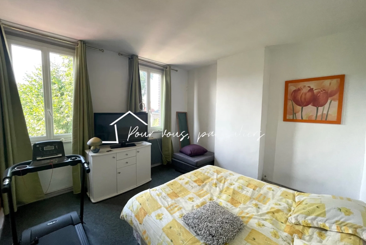 Immeuble de rapport à Raismes avec appartement, studio et commerce, 200 m² loués 