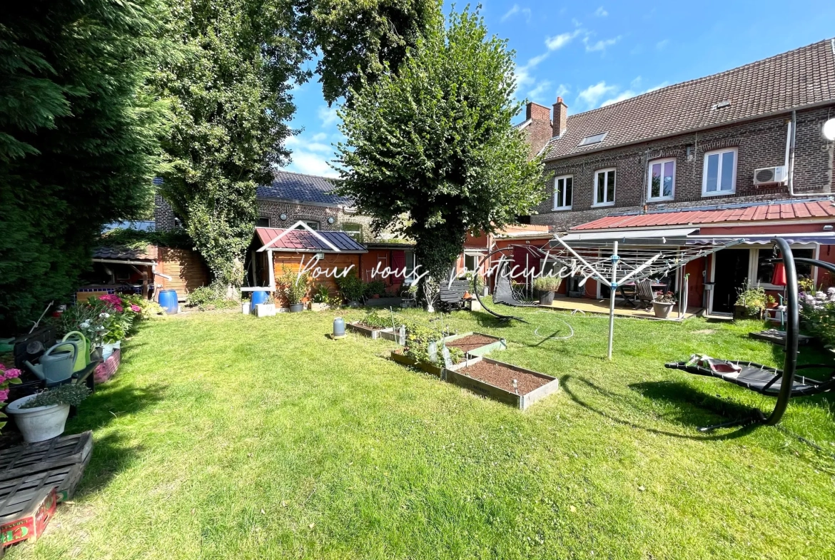 Immeuble de rapport à Raismes avec appartement, studio et commerce, 200 m² loués 
