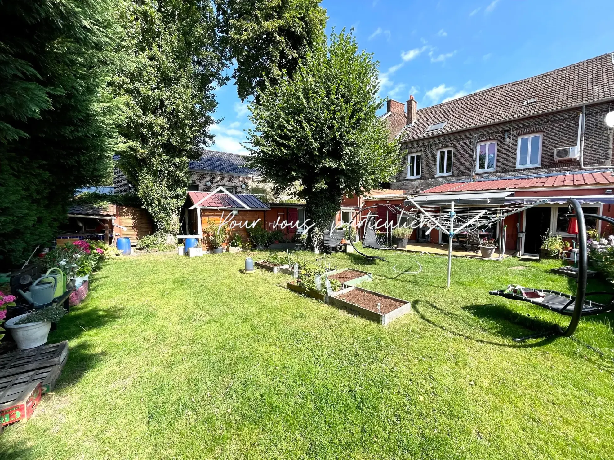 Immeuble de rapport à Raismes avec appartement, studio et commerce, 200 m² loués 
