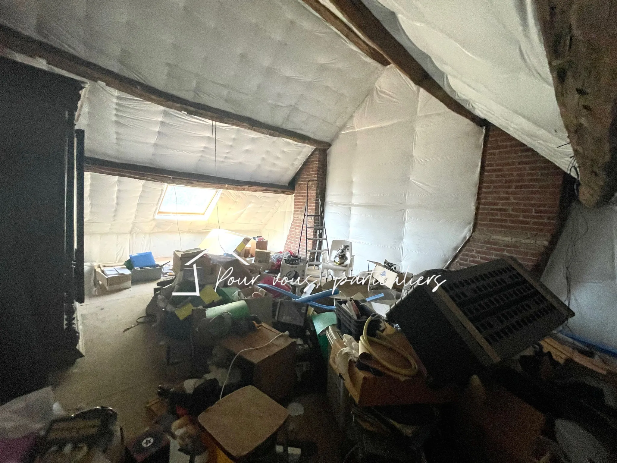 Immeuble de rapport à Raismes avec appartement, studio et commerce, 200 m² loués 