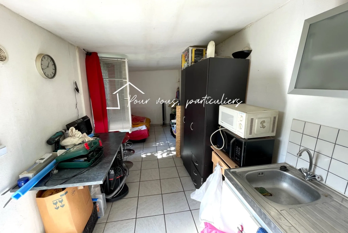 Immeuble de rapport à Raismes avec appartement, studio et commerce, 200 m² loués 