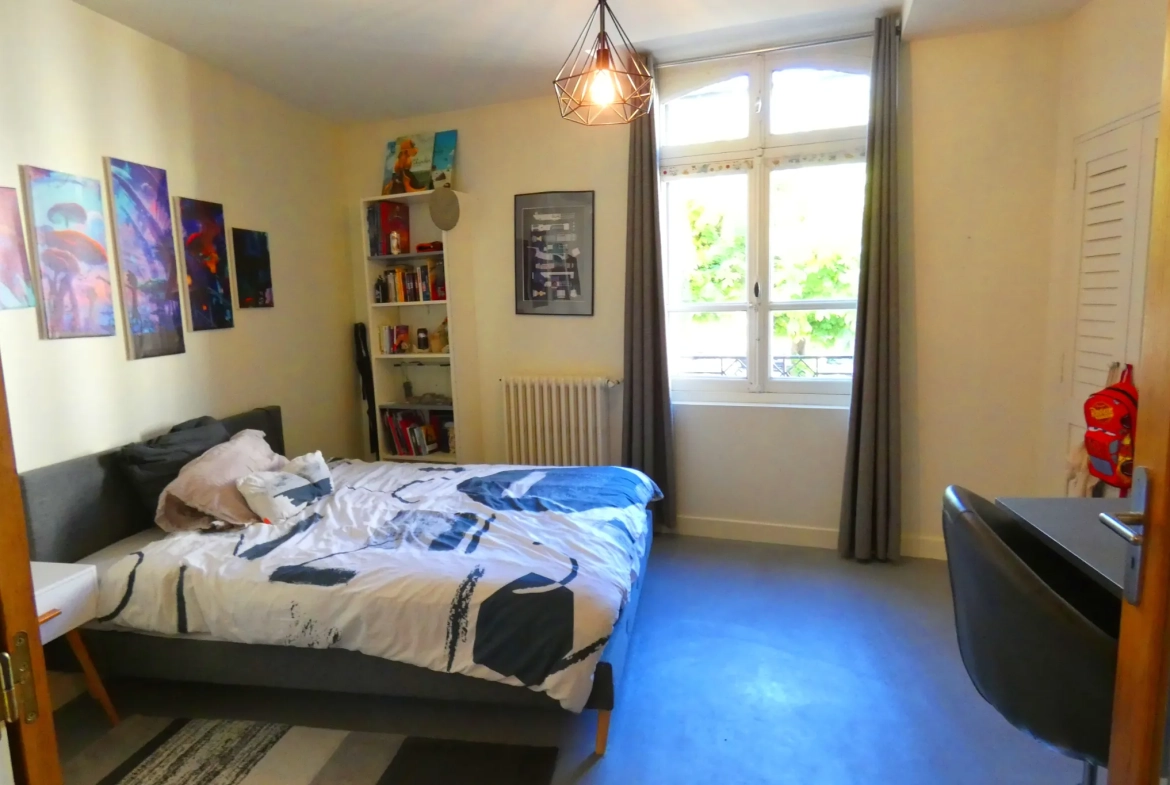 Charmante maison de ville dans le centre historique d'Aurillac avec garage et atelier 