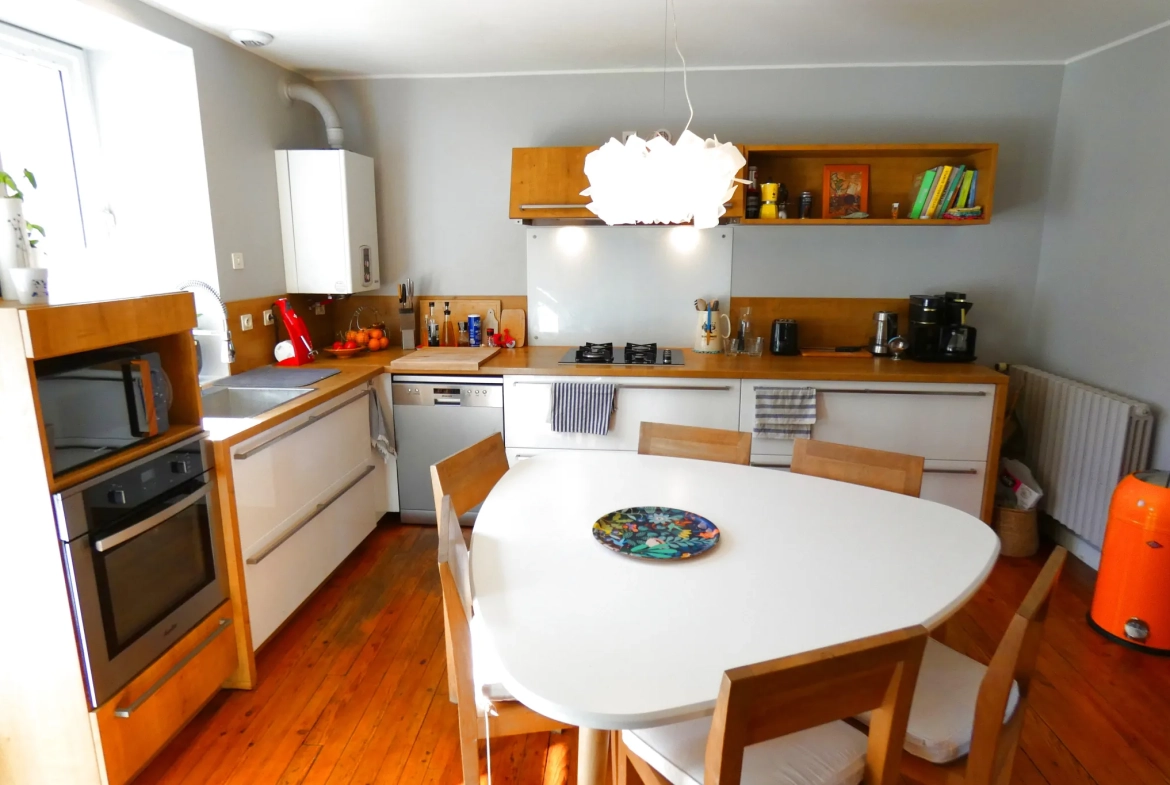 Charmante maison de ville dans le centre historique d'Aurillac avec garage et atelier 