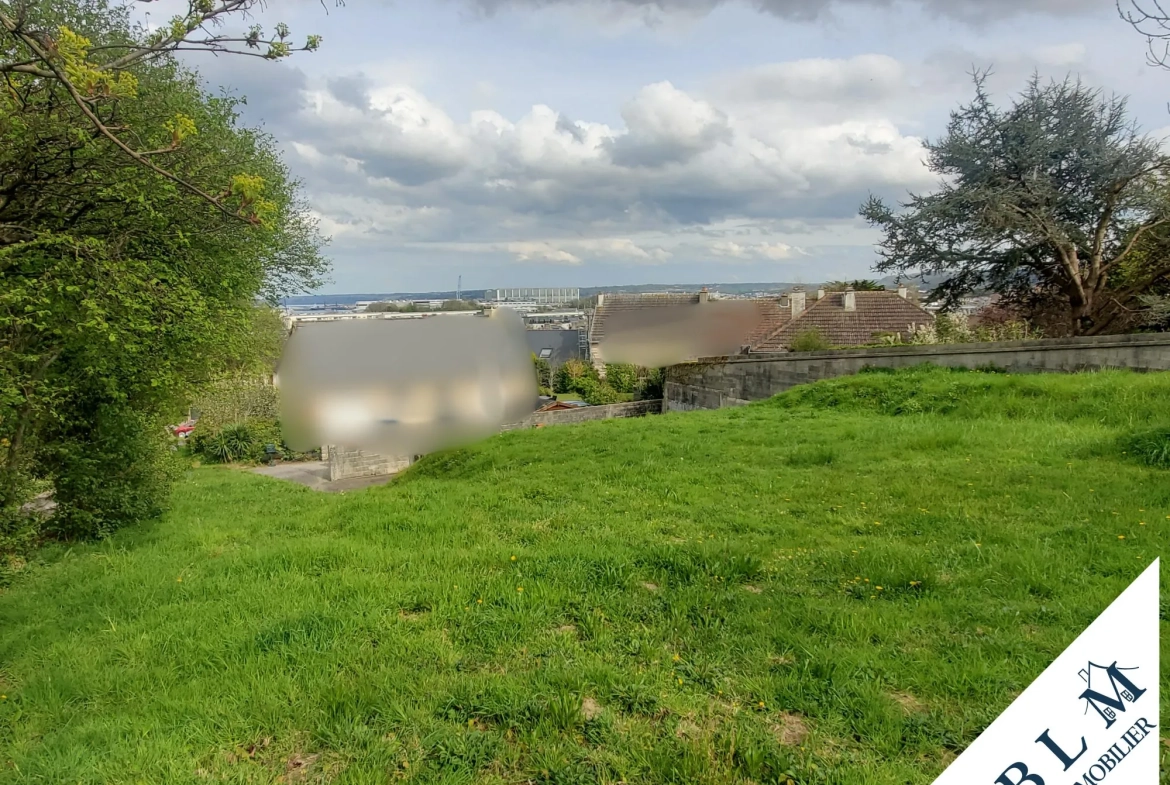 Terrain constructible de 739 m² à Equeurdreville-Hainneville, zone UC 