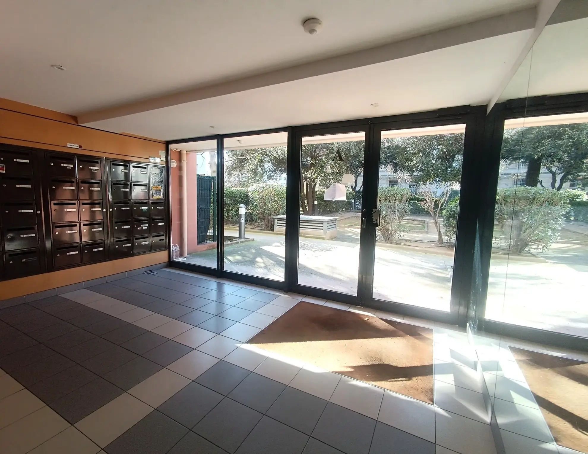 Appartement 2 pièces avec terrasse et box à Marseille 13014 - Investissement locatif 