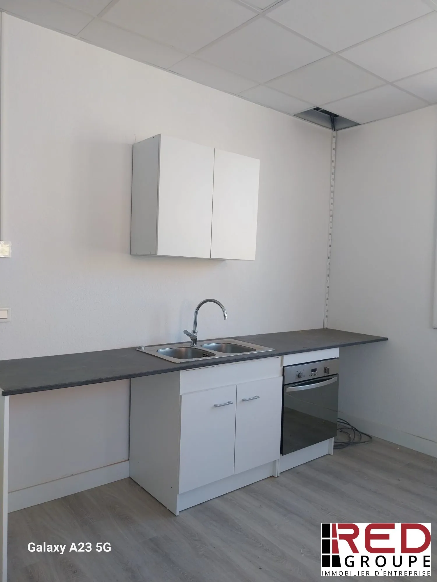 Bureaux en zone d'activité à Marseille – 116 m² à vendre ou louer 