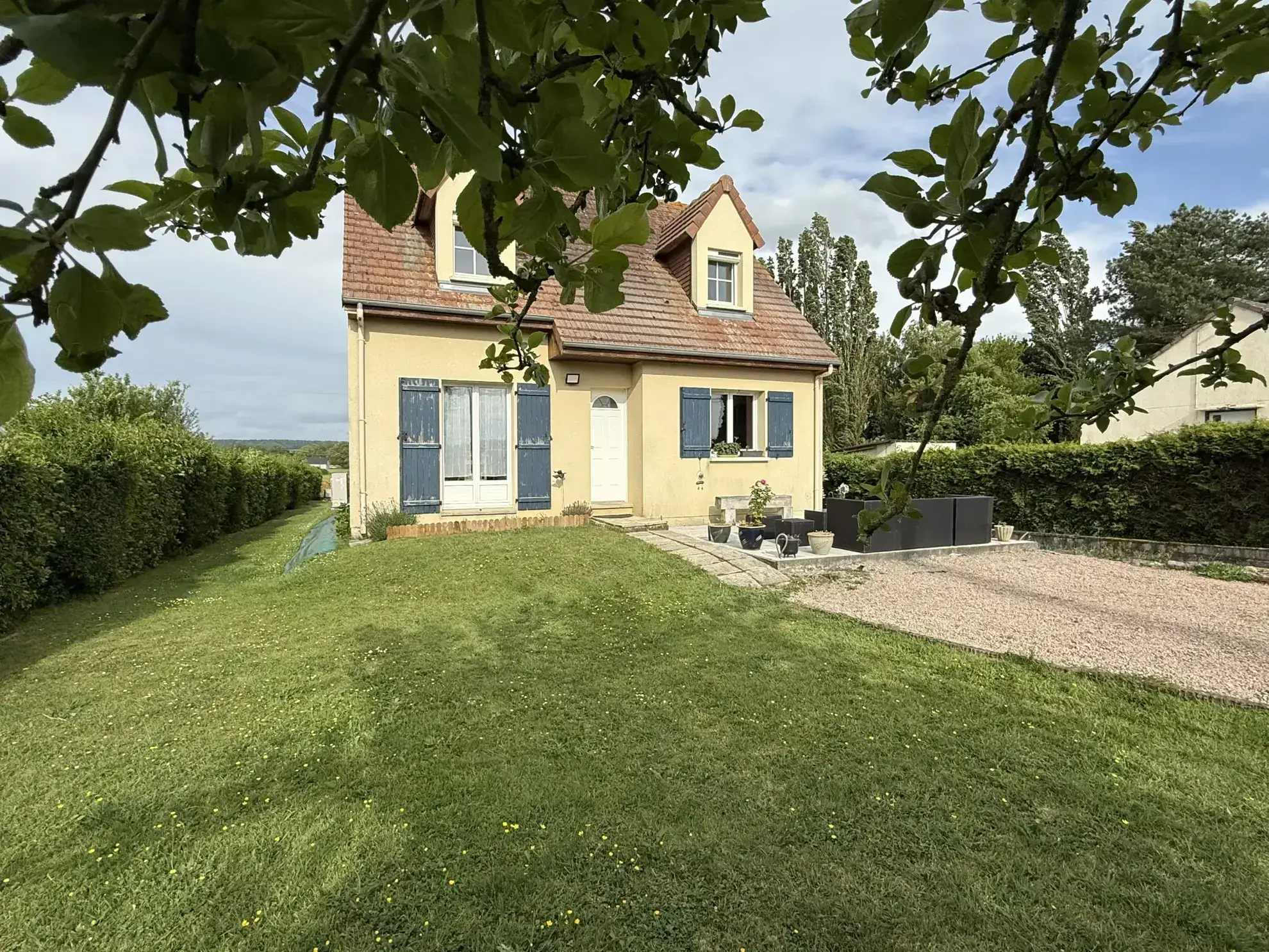 Maison familiale de 109 m² à Saint-Pierre-en-Auge avec terrain arboré 