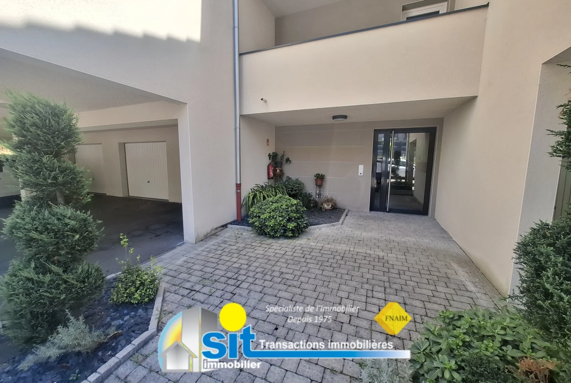 Appartement 3 pièces avec terrasse, garage double et parking privé à Jardin 