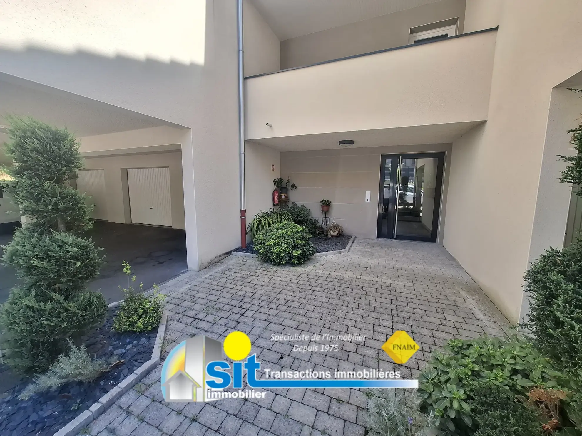 Appartement 3 pièces avec terrasse, garage double et parking privé à Jardin 