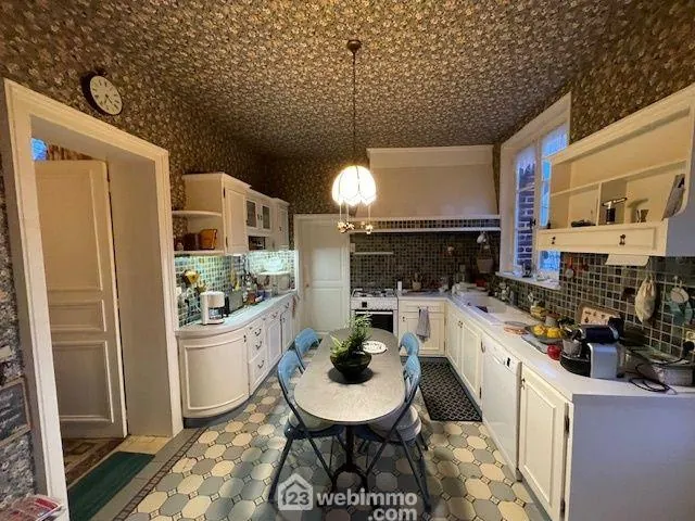 Maison bourgeoise en pierre avec jardin à Noyon – Charme et potentiel 