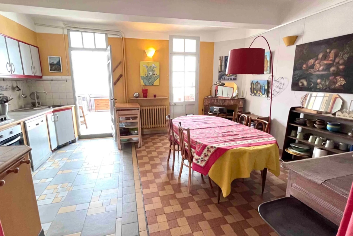 Maison spacieuse à Apt de 240 m² avec deux terrasses, proche centre-ville 