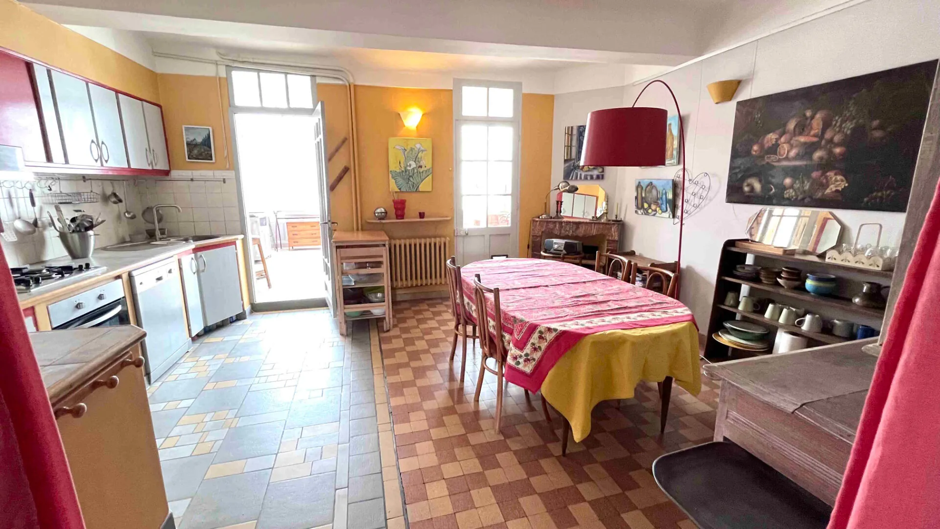 Maison spacieuse à Apt de 240 m² avec deux terrasses, proche centre-ville 