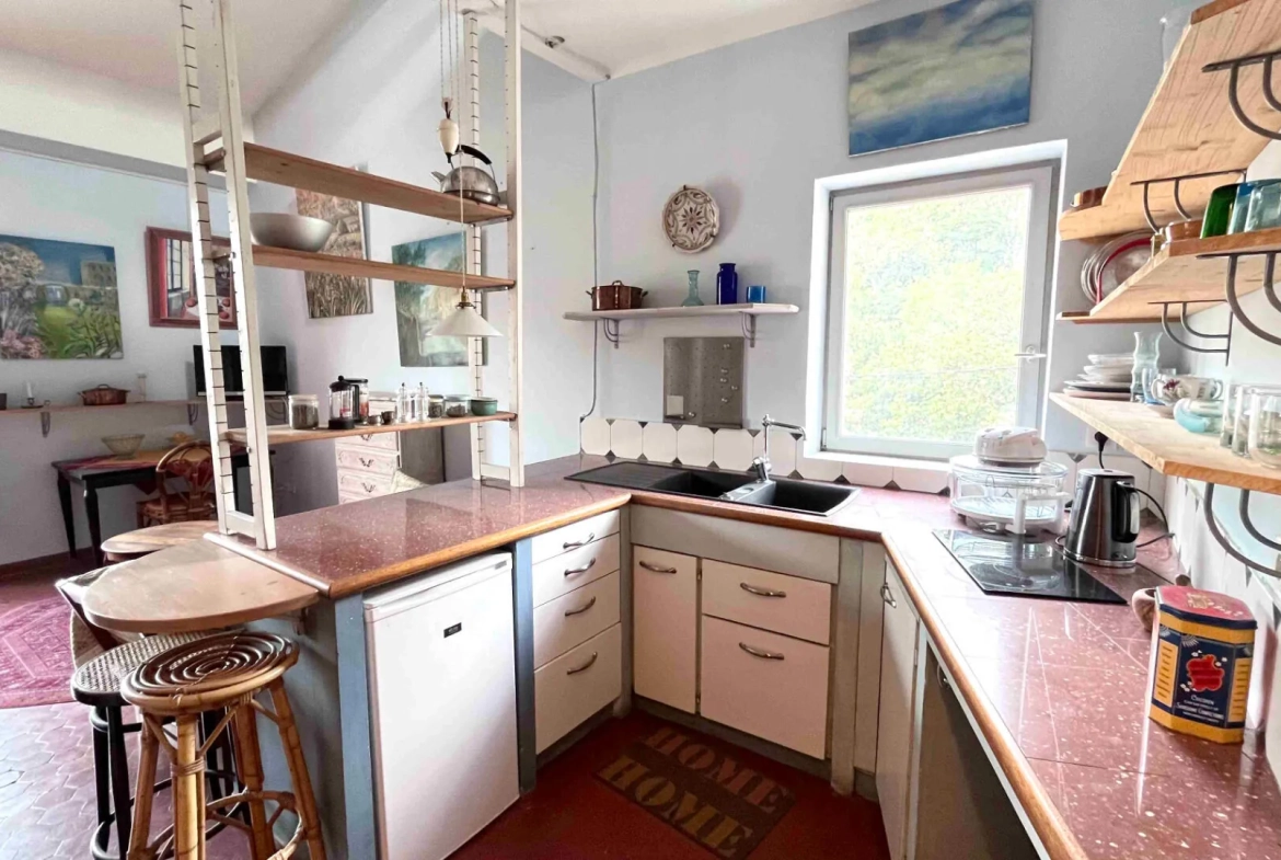 Maison spacieuse à Apt de 240 m² avec deux terrasses, proche centre-ville 