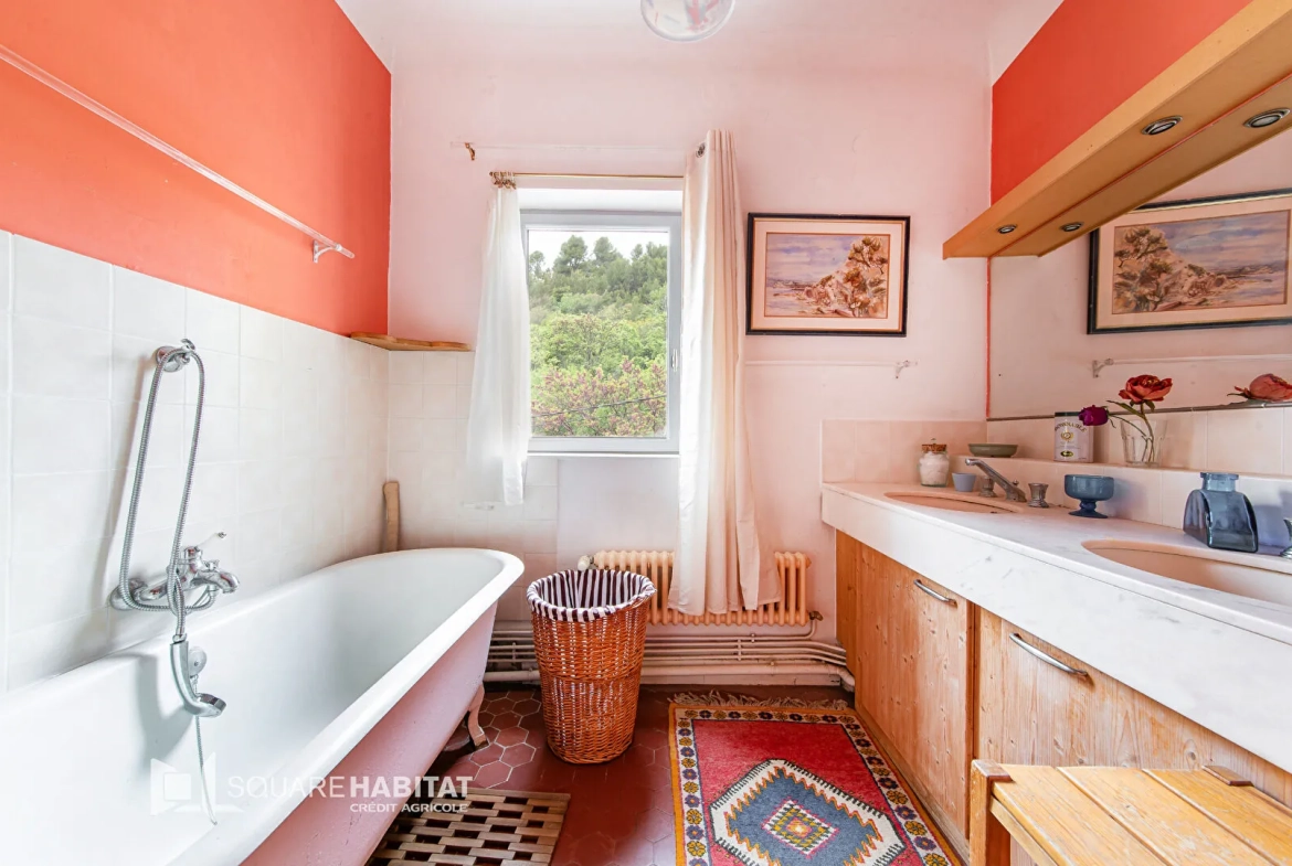 Maison spacieuse à Apt de 240 m² avec deux terrasses, proche centre-ville 