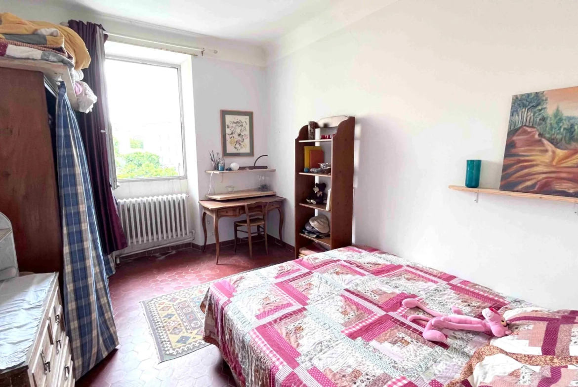 Maison spacieuse à Apt de 240 m² avec deux terrasses, proche centre-ville 