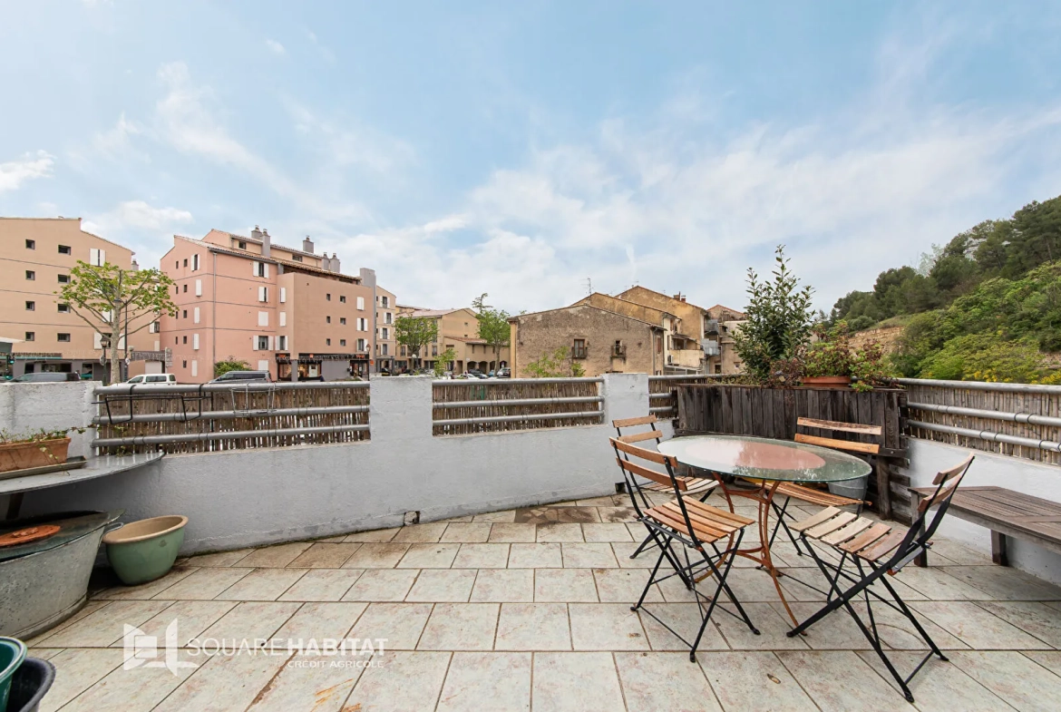 Maison spacieuse à Apt de 240 m² avec deux terrasses, proche centre-ville 