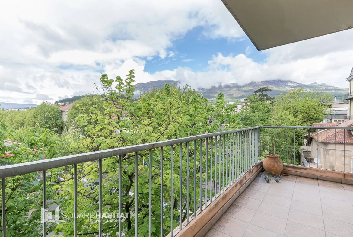 Spacieux appartement T4 à Gap avec vue et balcon - Opportunité d'investissement ou résidence familiale 