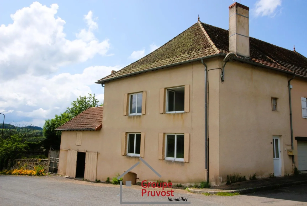 Charmante maison à vendre à Dompierre-les-Ormes avec cour et potentiel de rénovation 