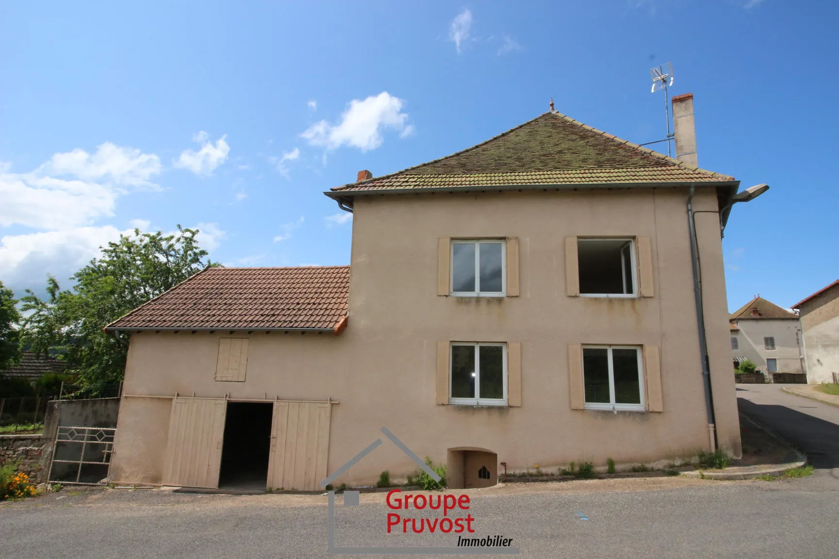 Charmante maison à vendre à Dompierre-les-Ormes avec cour et potentiel de rénovation 
