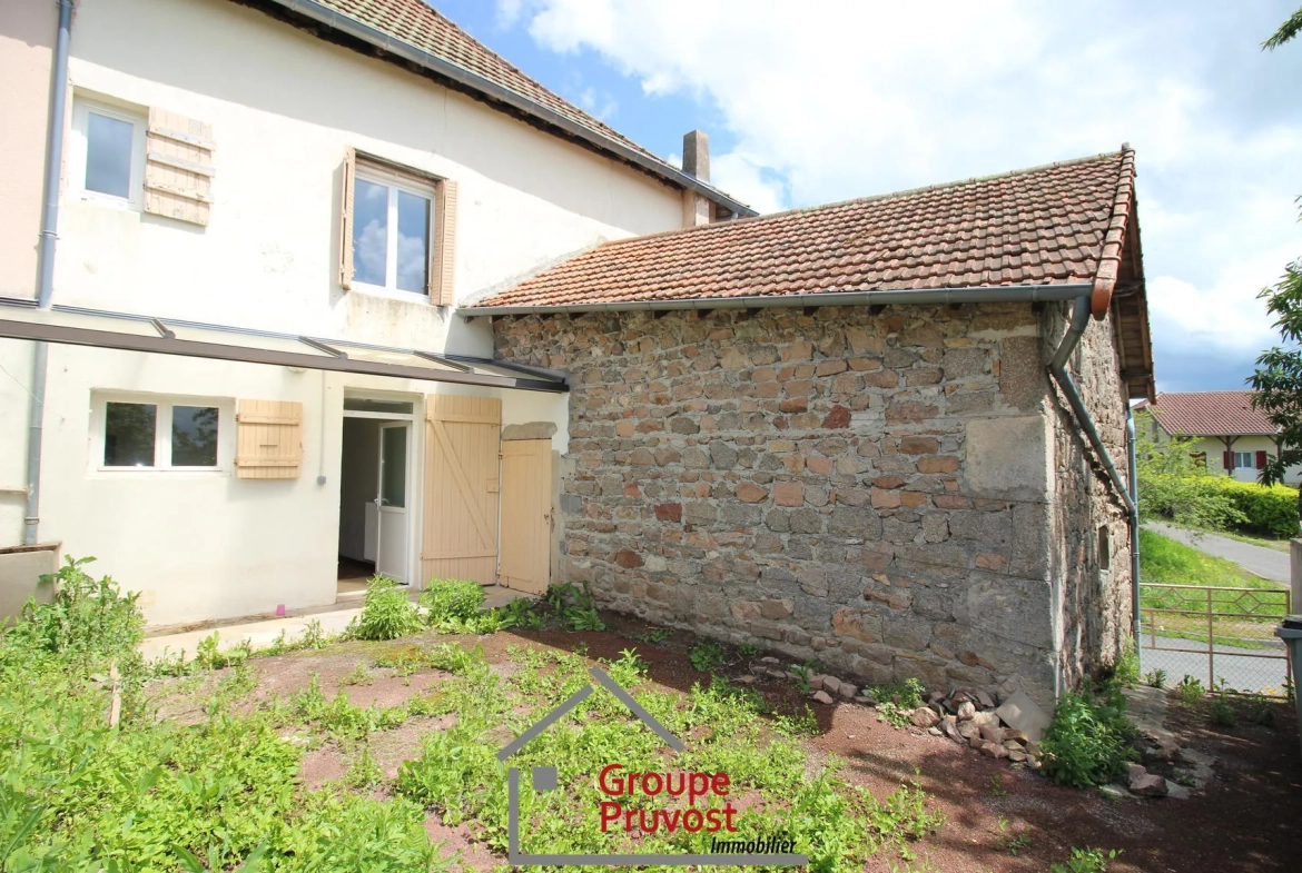 Charmante maison à vendre à Dompierre-les-Ormes avec cour et potentiel de rénovation 