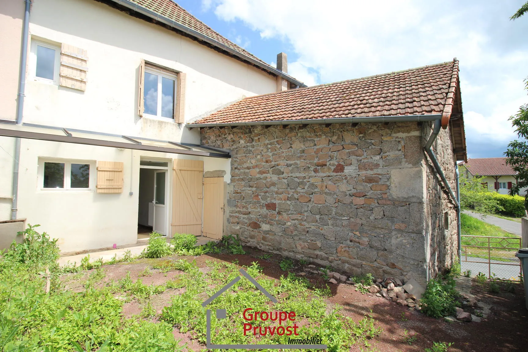 Charmante maison à vendre à Dompierre-les-Ormes avec cour et potentiel de rénovation 
