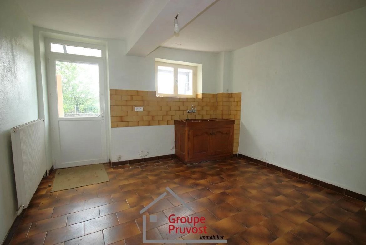 Charmante maison à vendre à Dompierre-les-Ormes avec cour et potentiel de rénovation 