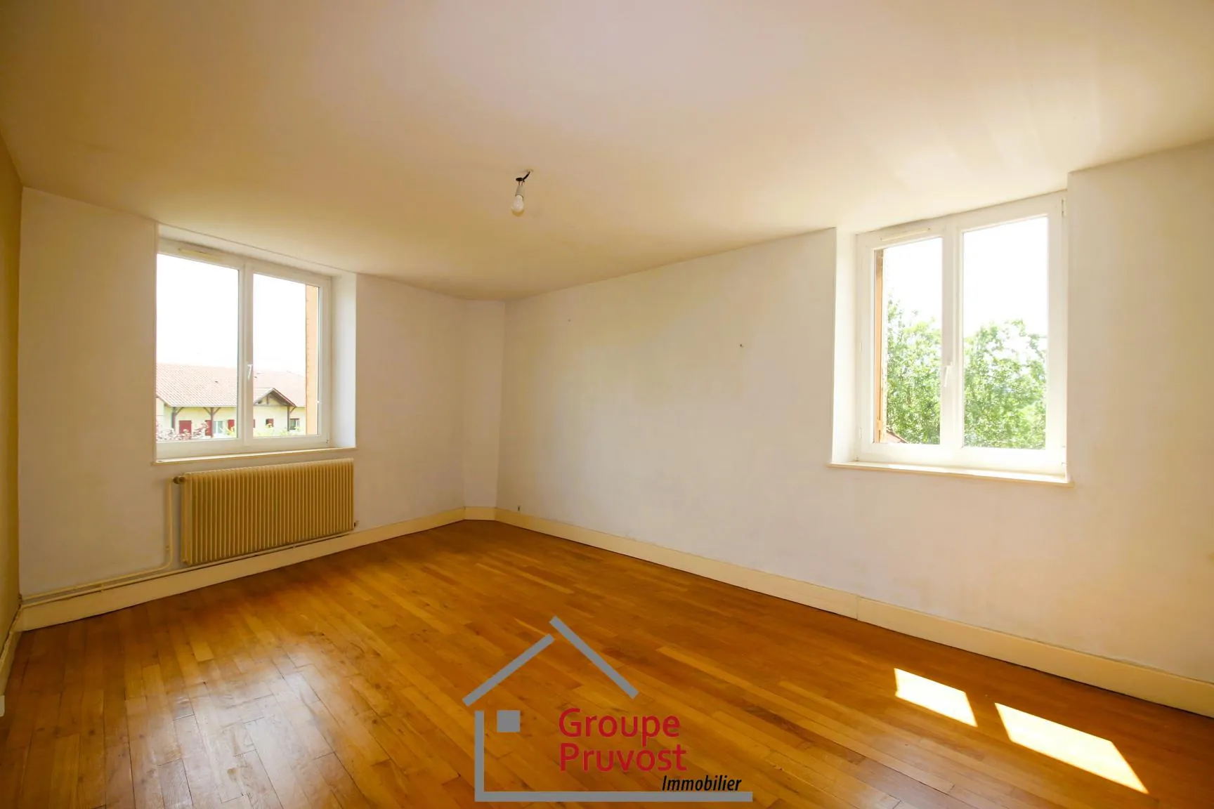 Charmante maison à vendre à Dompierre-les-Ormes avec cour et potentiel de rénovation 