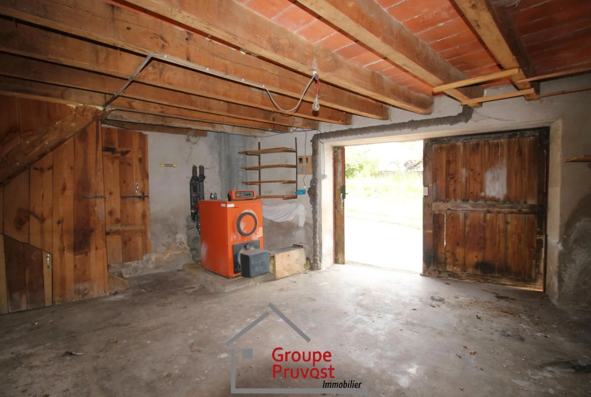 Charmante maison à vendre à Dompierre-les-Ormes avec cour et potentiel de rénovation 