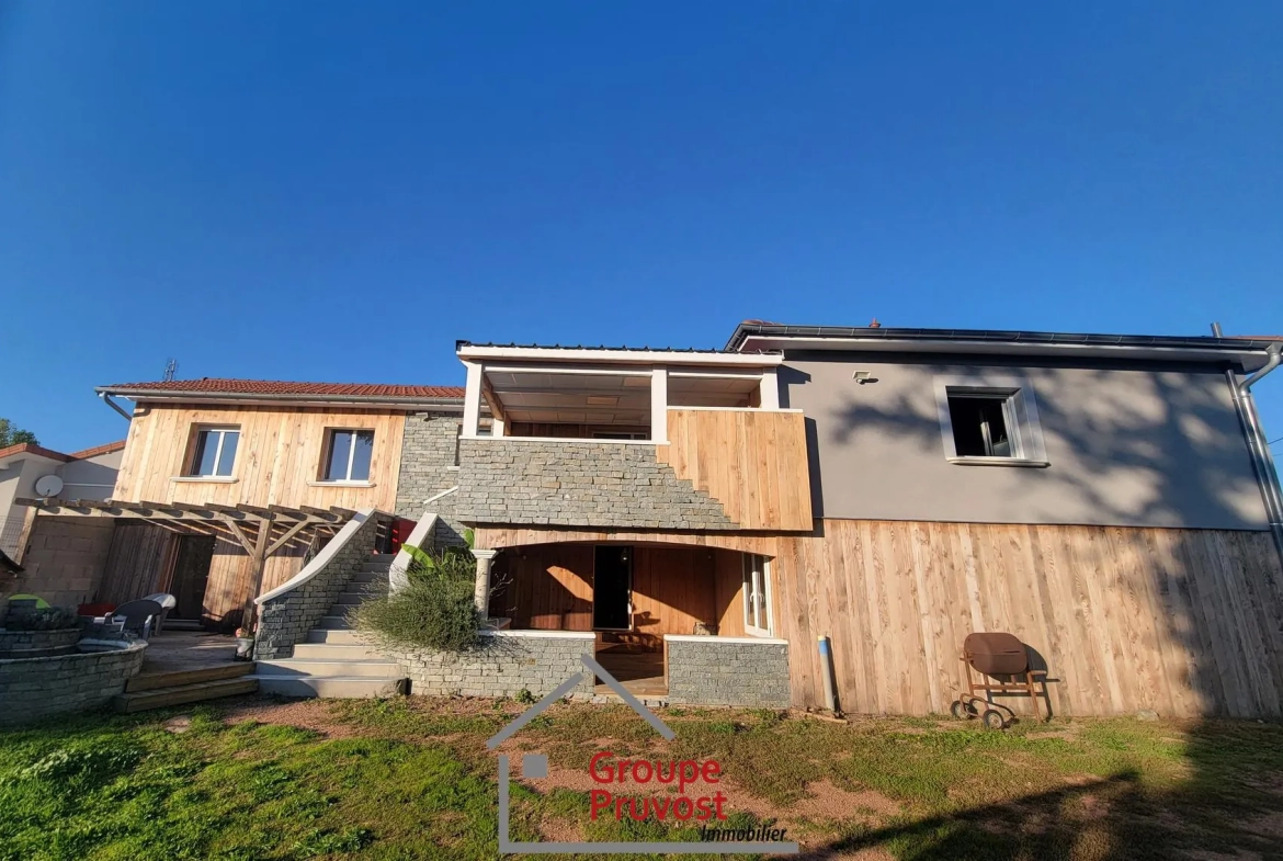 Maison rénovée de 150 m² avec 4 chambres et vue exceptionnelle à Saint-Jean-Saint-Maurice-sur-Loire 