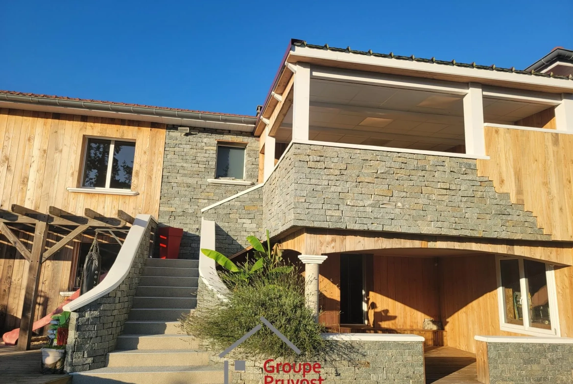 Maison rénovée de 150 m² avec 4 chambres et vue exceptionnelle à Saint-Jean-Saint-Maurice-sur-Loire 