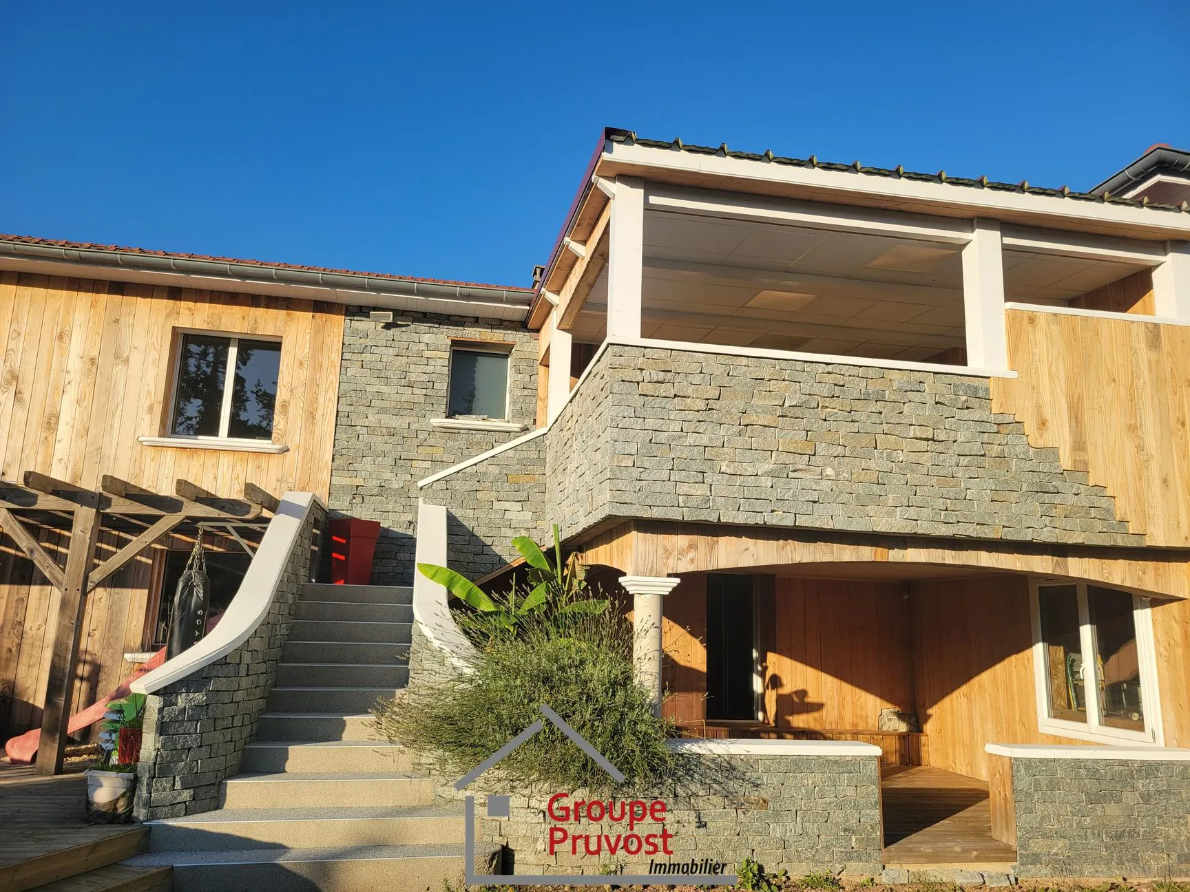 Maison rénovée de 150 m² avec 4 chambres et vue exceptionnelle à Saint-Jean-Saint-Maurice-sur-Loire 