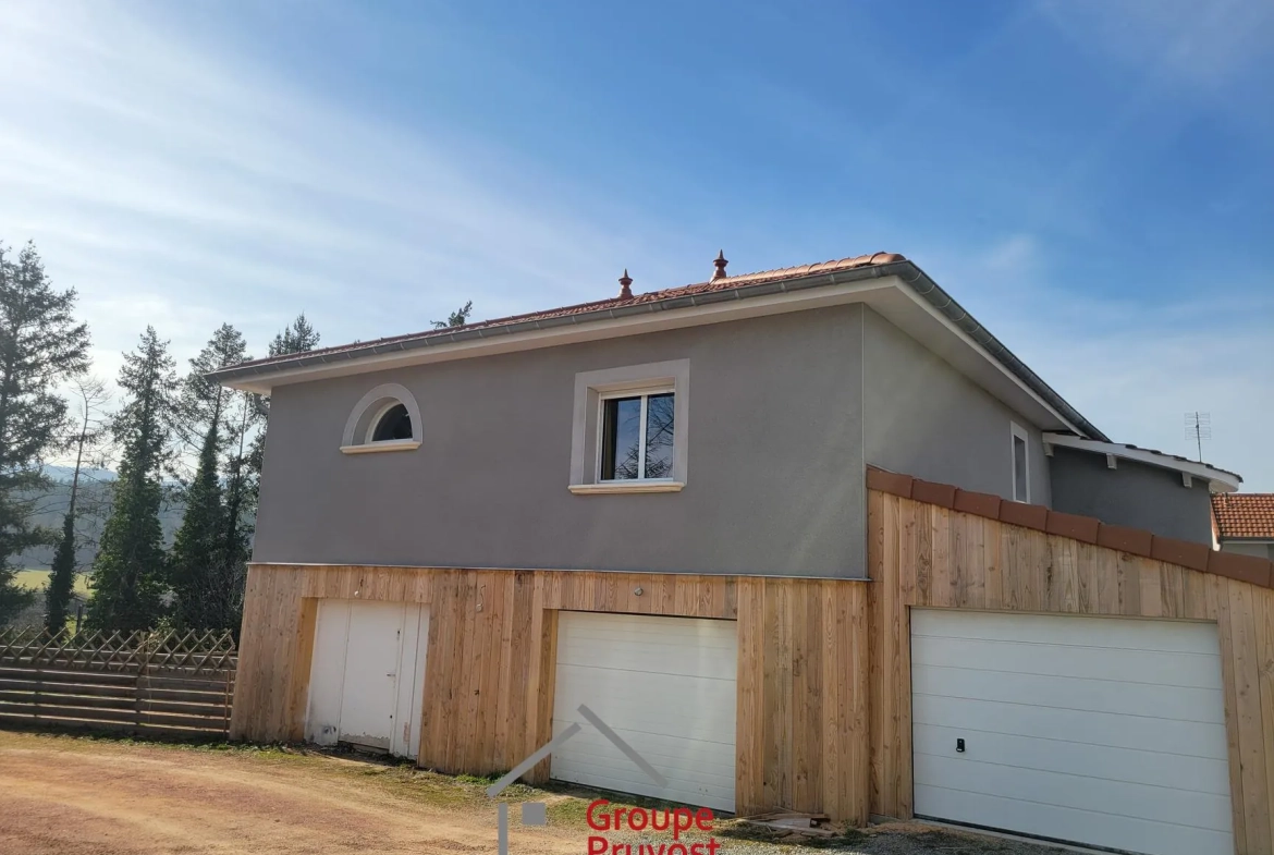 Maison rénovée de 150 m² avec 4 chambres et vue exceptionnelle à Saint-Jean-Saint-Maurice-sur-Loire 