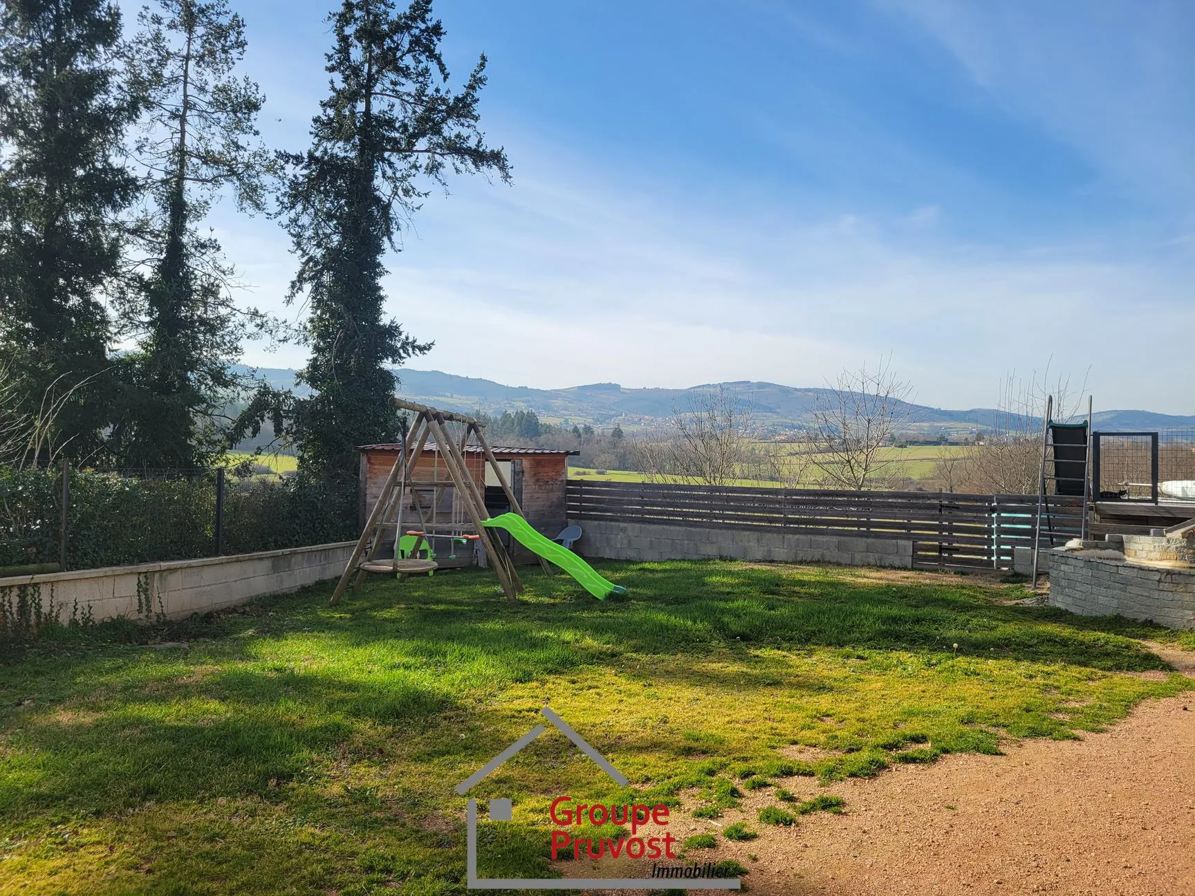 Maison rénovée de 150 m² avec 4 chambres et vue exceptionnelle à Saint-Jean-Saint-Maurice-sur-Loire 