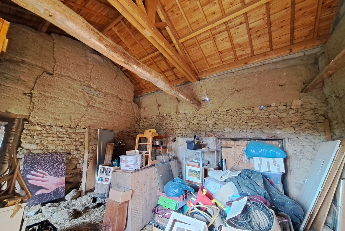 Grande grange à aménager avec potentiel d'habitation à Ambert 