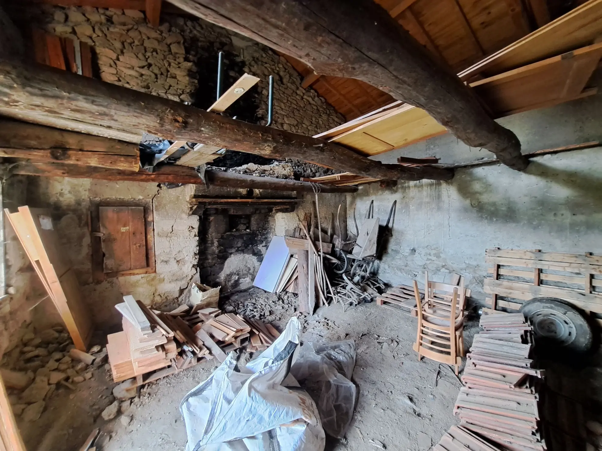 Grande grange à aménager avec potentiel d'habitation à Ambert 